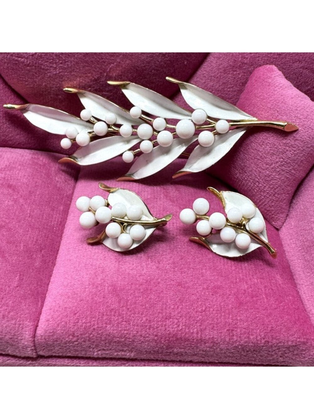Vintage Crown Trifari White Enamel & Gold Leaf Brooch And Clip-On Earrings Set